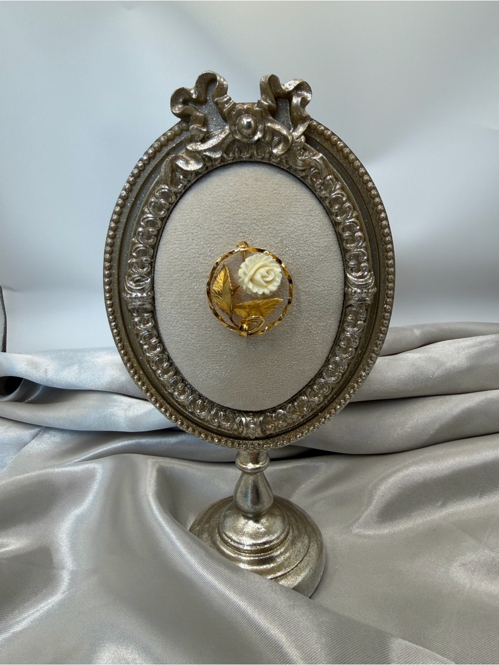 Vintage 14K GF Carved Rose Circle Frame Brooch Pin Cottagecore - Picture 2 of 10